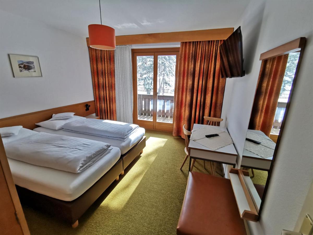 Hotel la Plaza Corvara In Badia Esterno foto