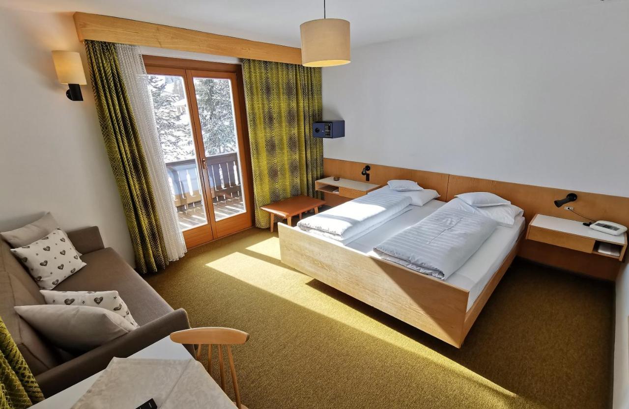 Hotel la Plaza Corvara In Badia Esterno foto