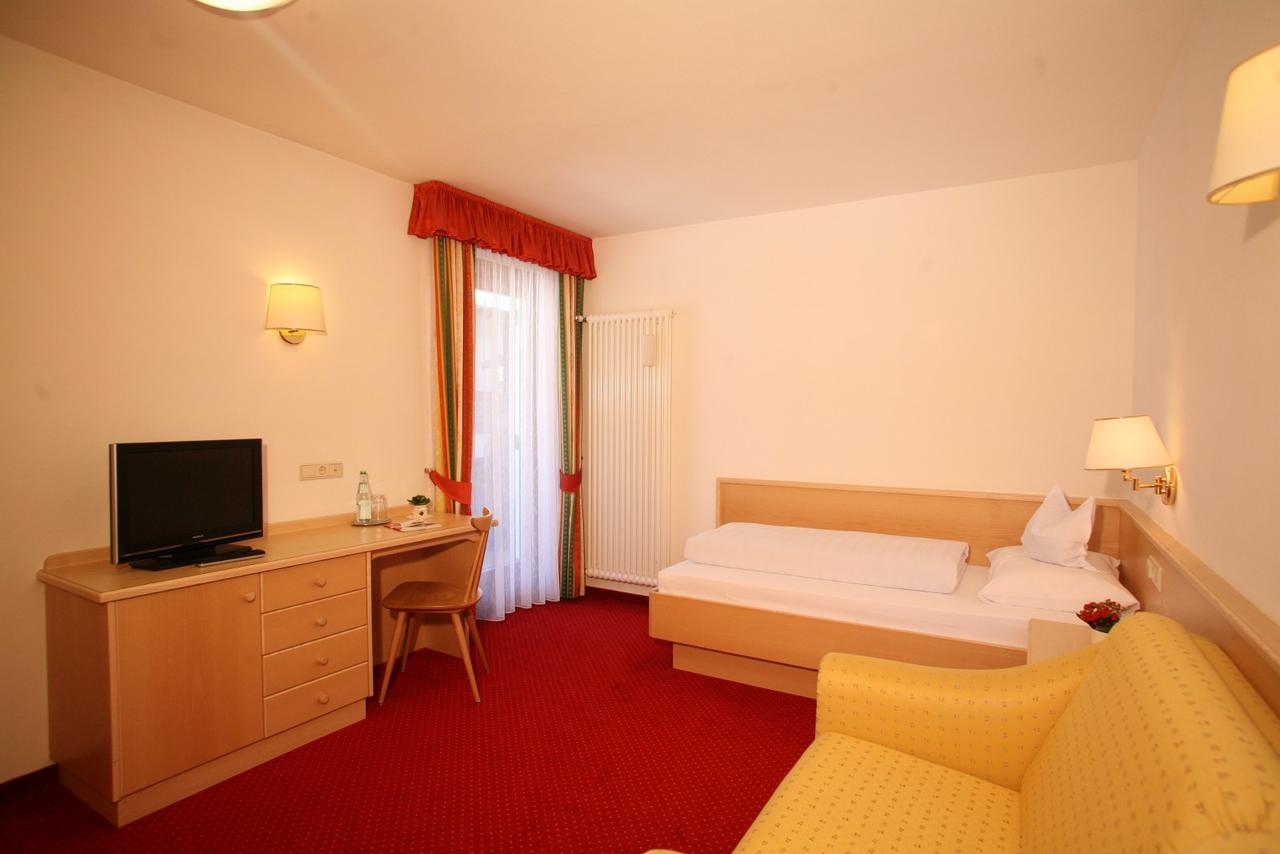 Hotel la Plaza Corvara In Badia Esterno foto